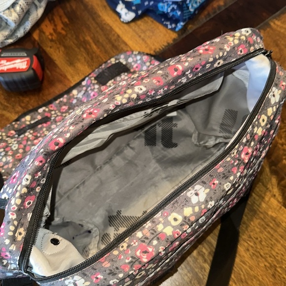 IT Luggage lightweight multipurpose bag. Floral design EUC - Picture 6 of 8